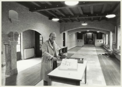 Bethanië wordt weer Huize Kijkduin, architect Bakker in de refter van het voormalige klooster. NL-HlmNHA 54013849