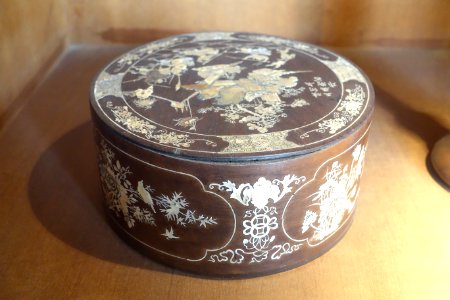 Betel-nut box, shell inlaid, view 1 - Vietnam Museum of Ethnology - Hanoi, Vietnam - DSC02489