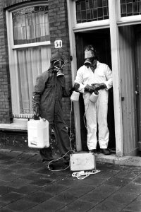 Bestrijding farao-mierenplaag in Dapperbuurt Amsterdam, mannen met gasmaskers en, Bestanddeelnr 926-0245