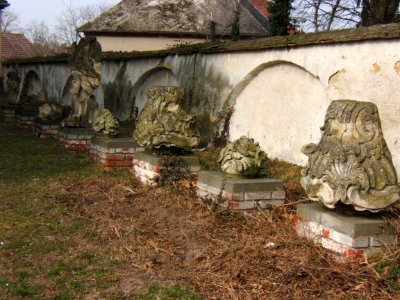 Berzence, kőfaragványok