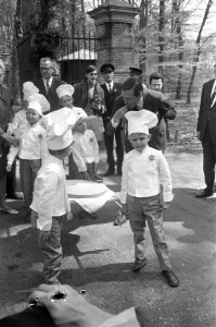 Beschuit met muisjes voor prins Claus, aangeboden door kleine bakkertjes, Bestanddeelnr 920-2804
