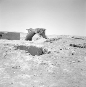 Bersjeba Een gemetselde boog archeologische resten van de ombouw van een bron, Bestanddeelnr 255-3547