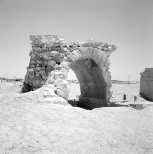 Bersjeba Een gemetselde boog archeologische resten van de ombouw van een bron, Bestanddeelnr 255-3548