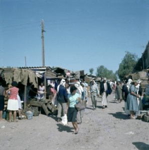 Bersjeba Markttafreel mannen en vrouwen bij marktkramen die provisorisch zijn , Bestanddeelnr 255-9239