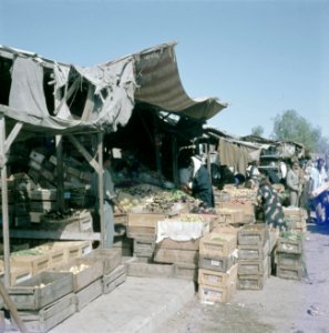 Bersjeba Markttafreel gestapelde kisten met landbouwproducten met daartussen m, Bestanddeelnr 255-9238