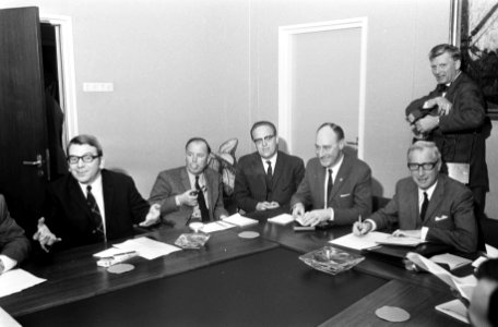 Bestuurders eredivisieclubs vergaderen, Slager (ADO), Sonneveld (Sparta), Van Za, Bestanddeelnr 922-1393