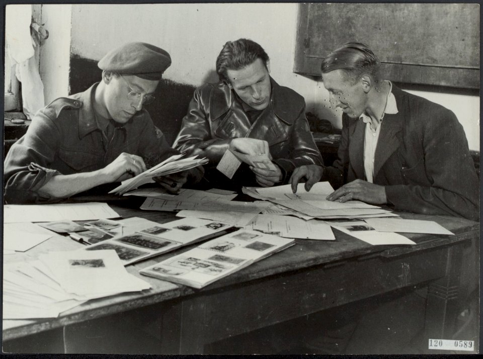 Bert Poels (rechts), de organisator van een groep die meer dan 300 vliegers uit …, Bestanddeelnr 120-0589