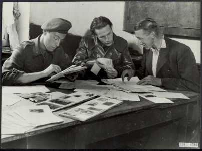 Bert Poels (rechts), de organisator van een groep die meer dan 300 vliegers uit …, Bestanddeelnr 120-0589