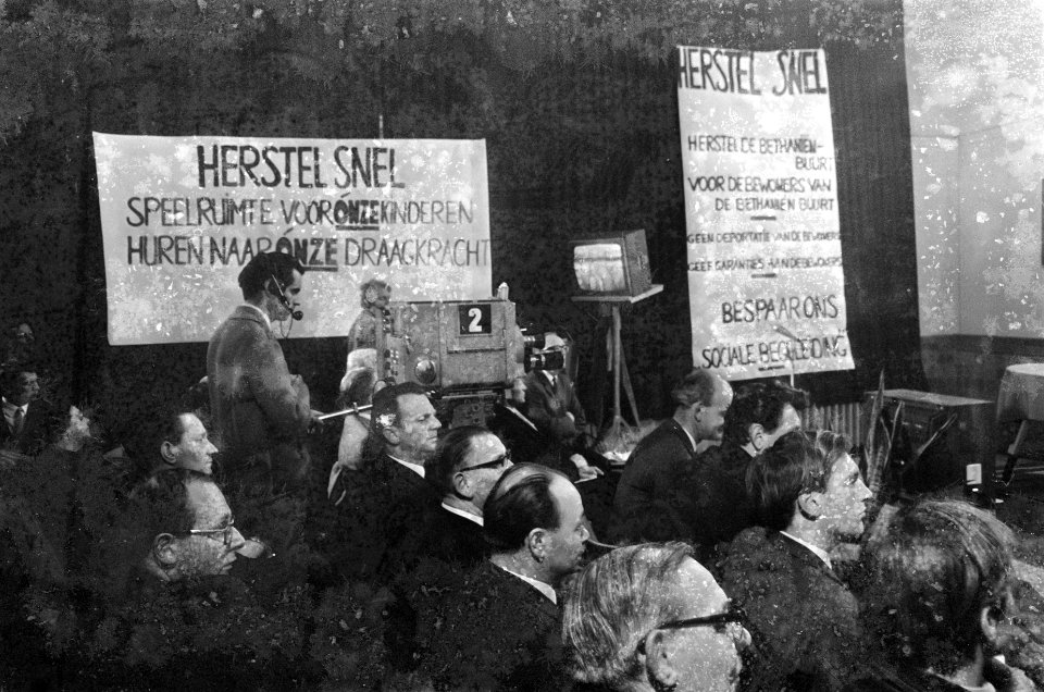 Bethanienbuurt op TV-scherm Een panel van drie gesprekvoerders J Stichel , J , Bestanddeelnr 921-1958