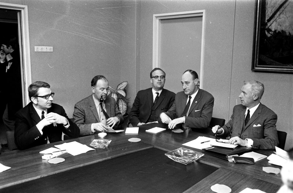 Bestuurders eredivisieclubs vergaderen, Slager (ADO), Sonneveld (Sparta), Van Za, Bestanddeelnr 922-1392
