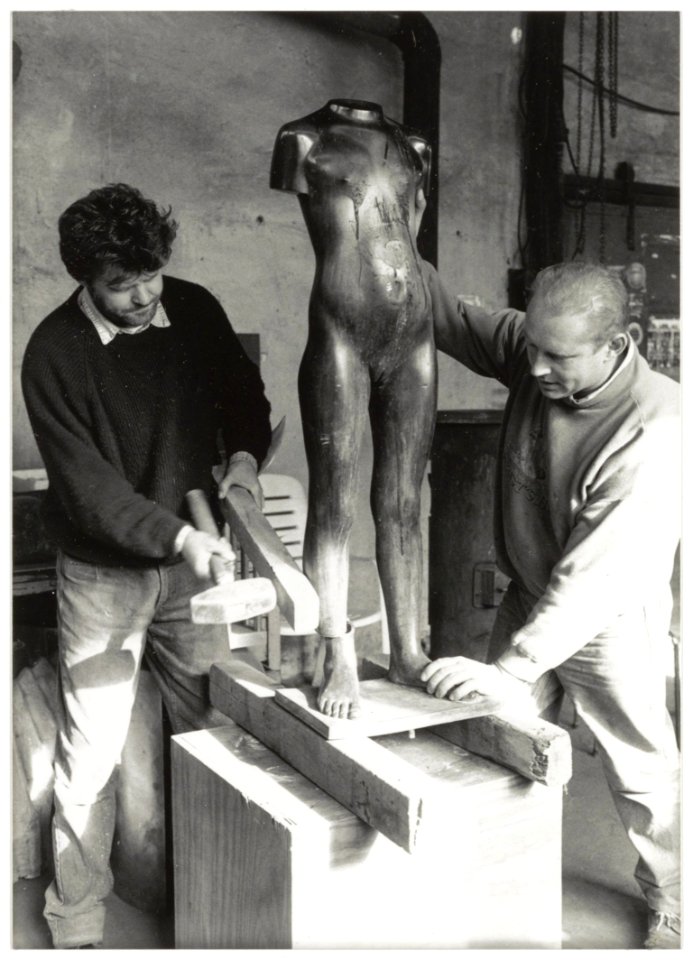 Bert Binder (r) en John Hiers met een bronzen beeld van Eja Siepman. NL-HlmNHA 54034111
