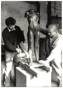 Bert Binder (r) en John Hiers met een bronzen beeld van Eja Siepman. NL-HlmNHA 54034111