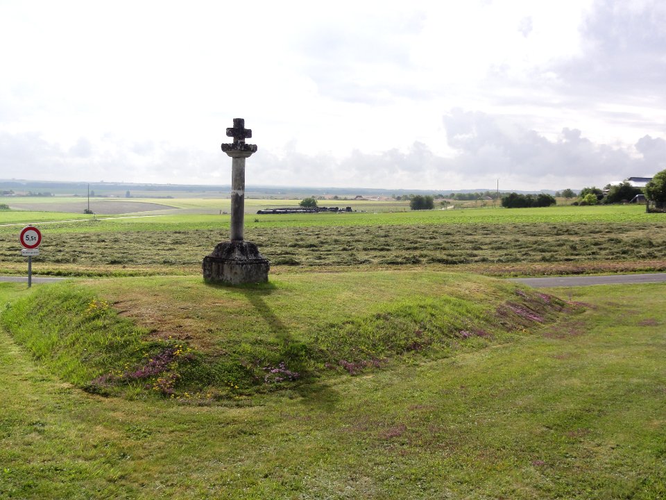 Berneuil (Charente-Maritime) paysage avec Croix