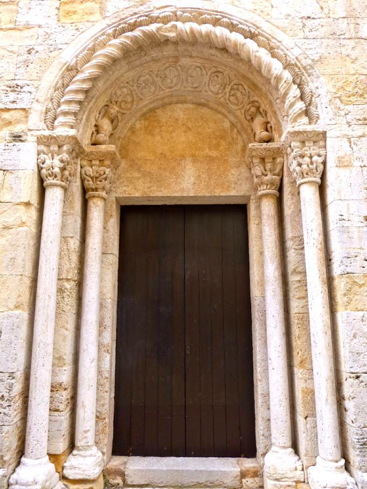 Besalú - Iglesia de Sant Vicenç 10