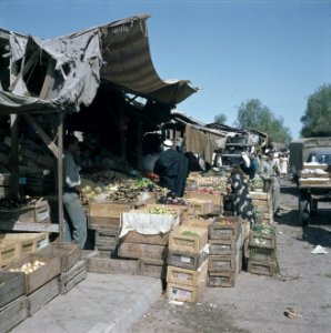 Bersjeba Markttafreel marktkramen met een provisorisch dak van zeildoek en gol, Bestanddeelnr 255-9242 photo