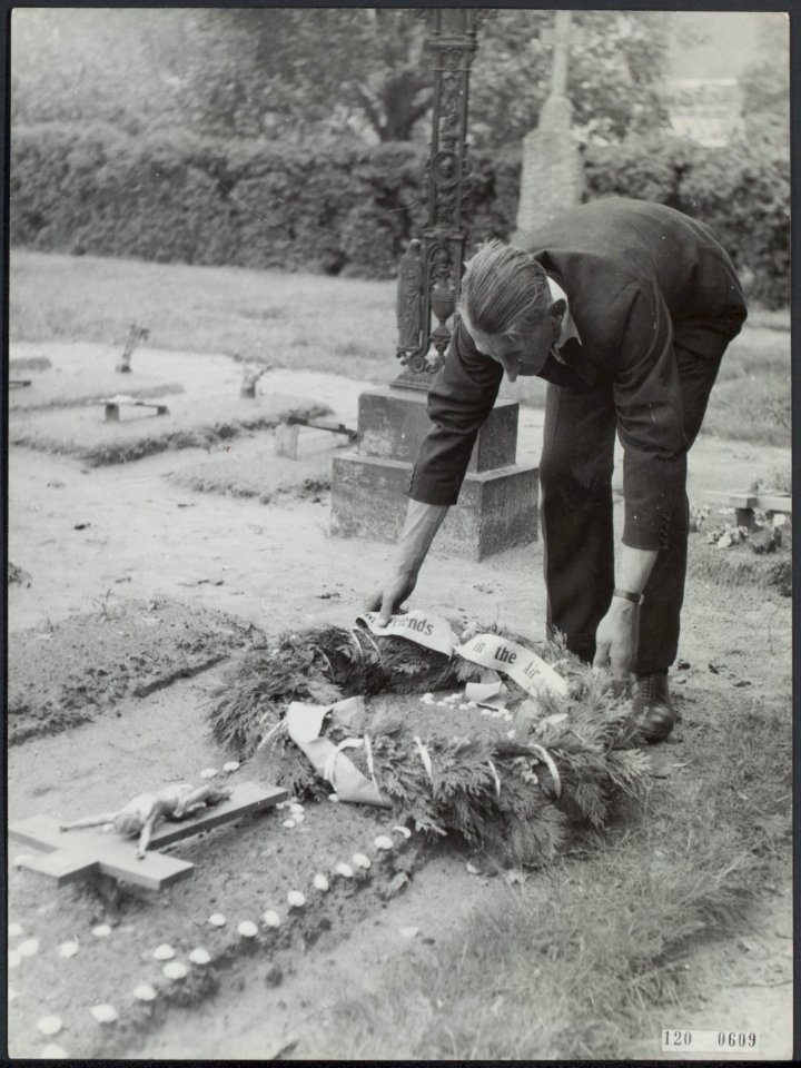 Bert Poel legt krans From the friends of the airforce to the heroes op het gra, Bestanddeelnr 120-0609