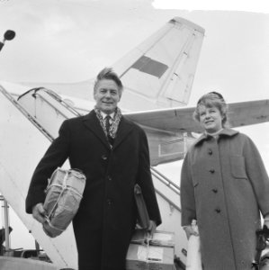 Bert Haanstra naar Moskou vertrokken, hier met echtgenote op Schiphol, Bestanddeelnr 917-2174