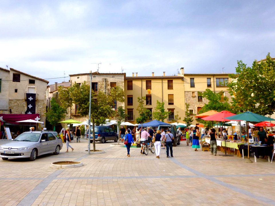 Besalú - Plaça Prat de Sant Pere 2