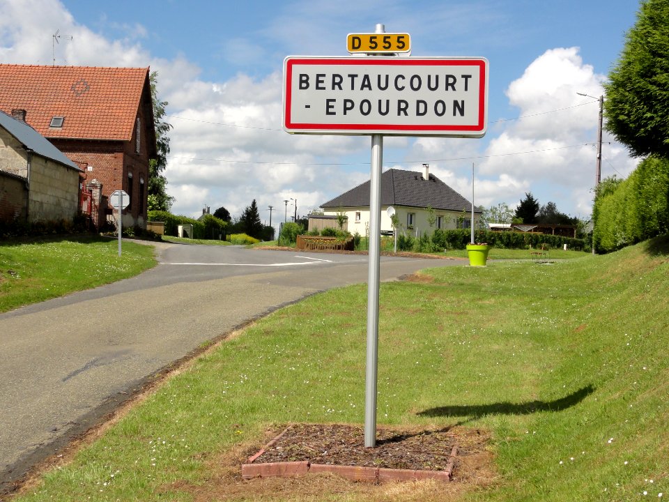 Bertaucourt-Epourdon (Aisne) city limit sign