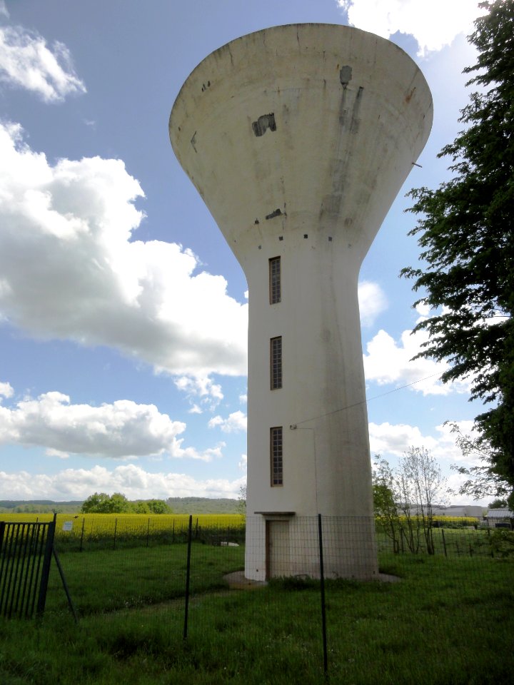 Bertaucourt-Epourdon (Aisne) château-d'eau