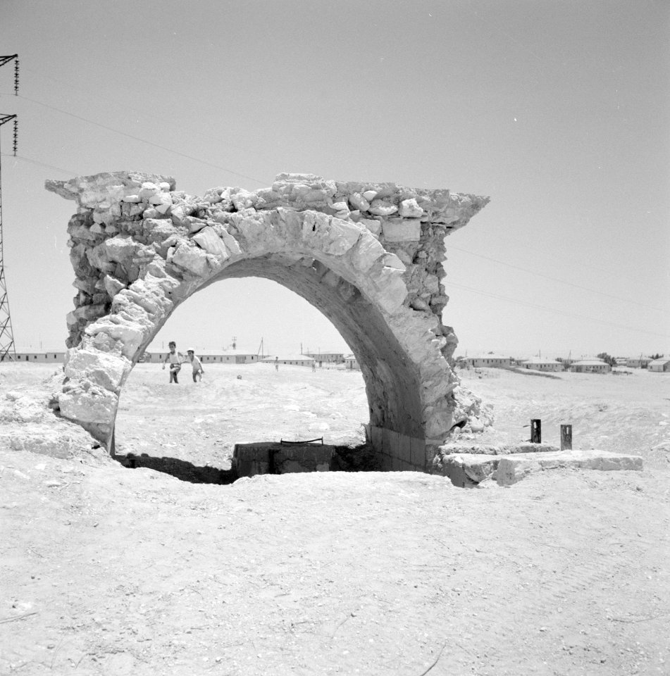 Bersjeba Een gemetselde boog archeologische resten van de ombouw van een bron, Bestanddeelnr 255-3549
