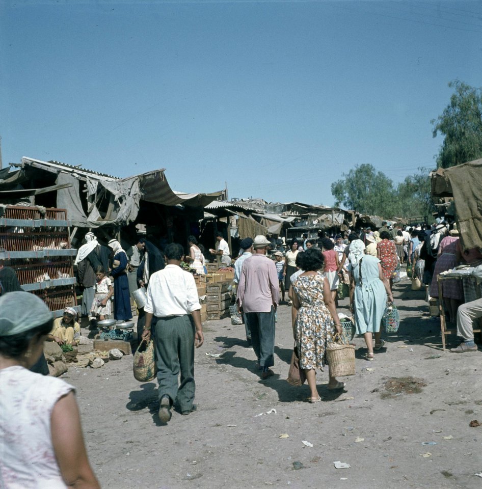 Bersjeba. Markttafreel marktkramen met een provisorisch dak van zeildoek en gol, Bestanddeelnr 255-9241