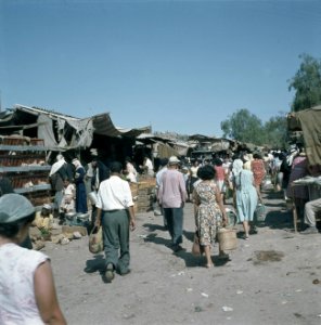 Bersjeba. Markttafreel marktkramen met een provisorisch dak van zeildoek en gol, Bestanddeelnr 255-9241
