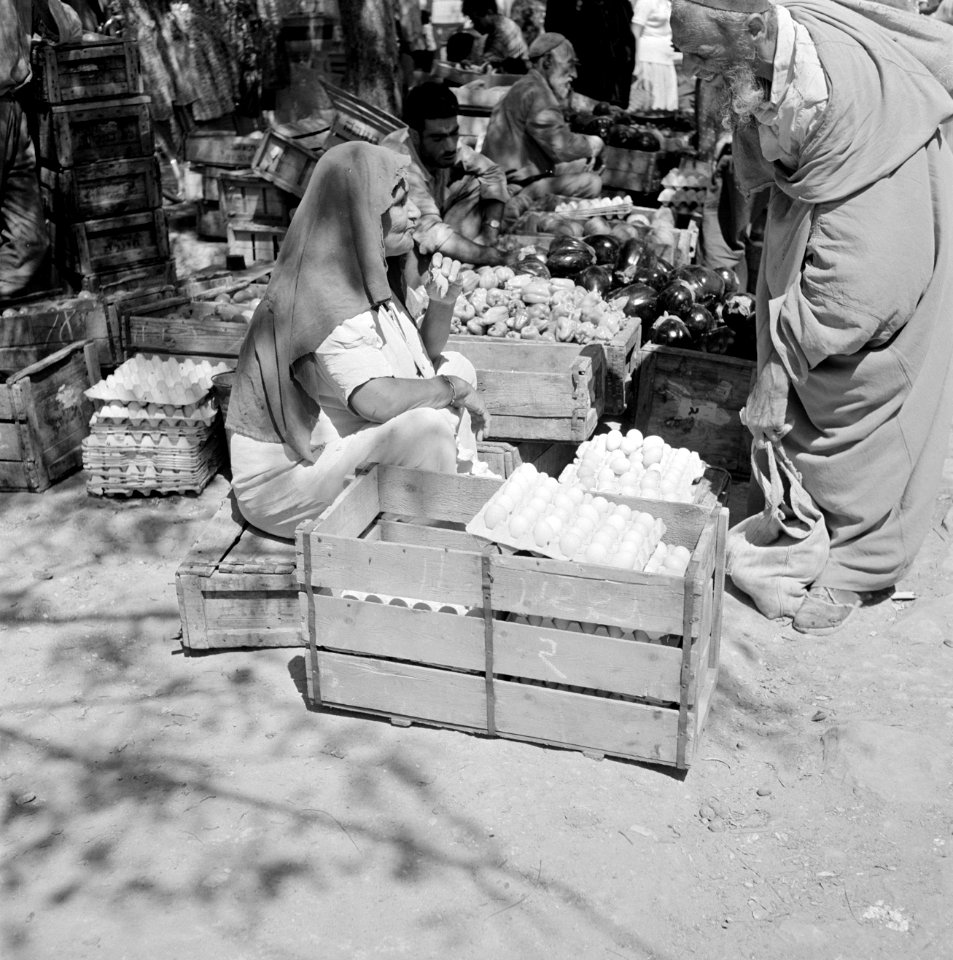 Bersjeba Markt met om een handelaarster in groenten waaronder paprika's en ei, Bestanddeelnr 255-3534