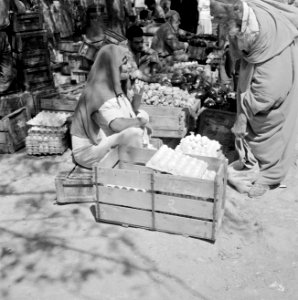 Bersjeba Markt met om een handelaarster in groenten waaronder paprika's en ei, Bestanddeelnr 255-3534