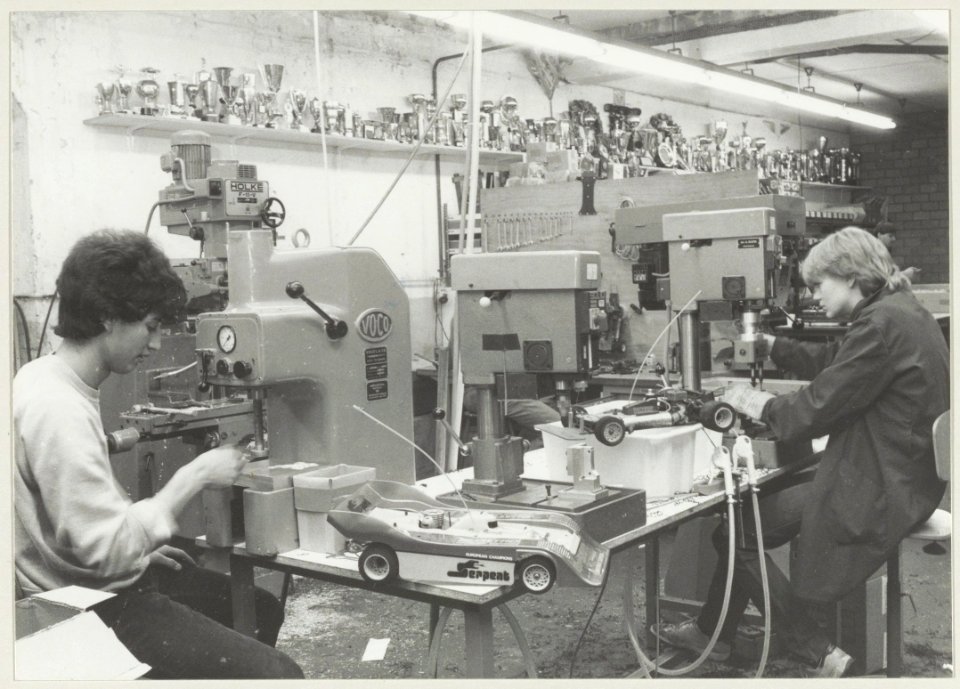Berton B.V. aan de Bakenessergracht 21, fabriekje waar miniatuurracewagens gemaakt worden., NL-HlmNHA 54013089