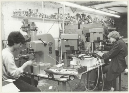 Berton B.V. aan de Bakenessergracht 21, fabriekje waar miniatuurracewagens gemaakt worden., NL-HlmNHA 54013089