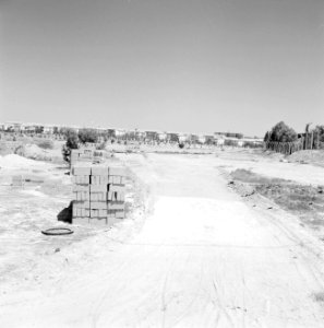 Bersjeba Aan de rand van de nieuwbouwwijken van de stad, met stapels bakstenen , Bestanddeelnr 255-3536