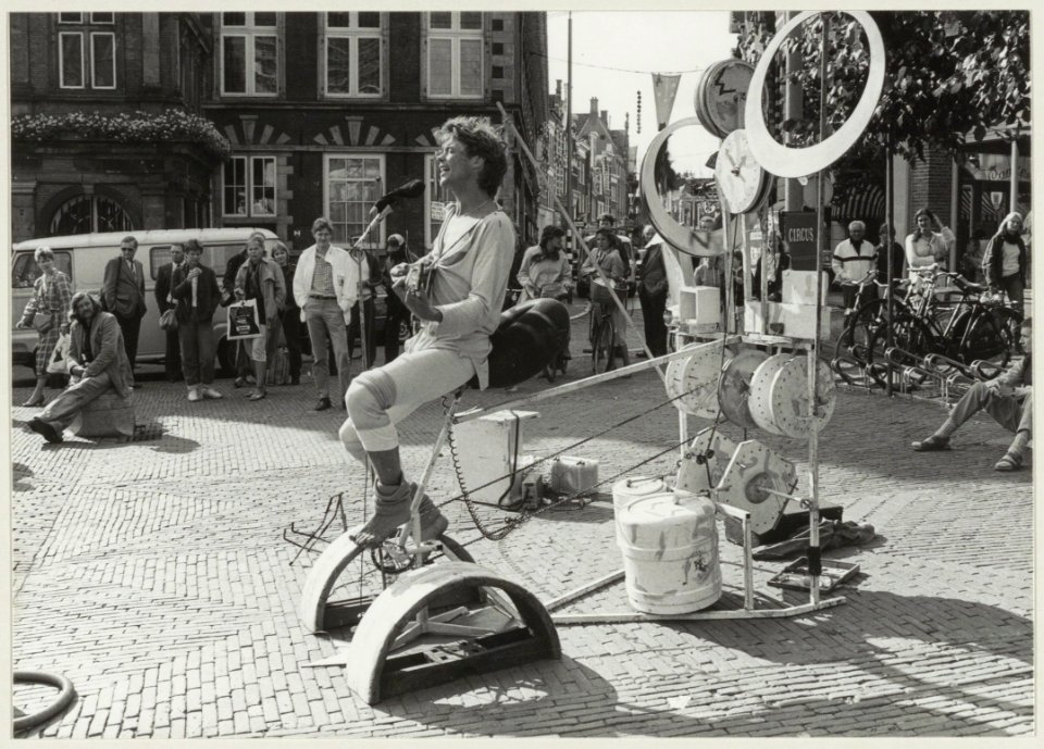 Berry Nooy met zijn muziekmachine op de Grote Markt. NL-HlmNHA 54013118