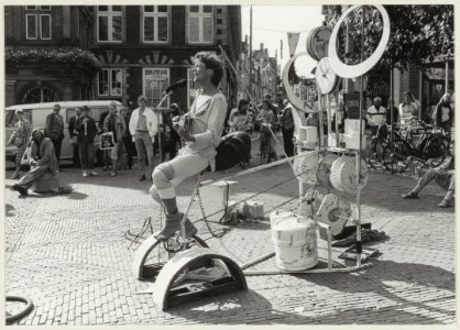 Berry Nooy met zijn muziekmachine op de Grote Markt. NL-HlmNHA 54013118