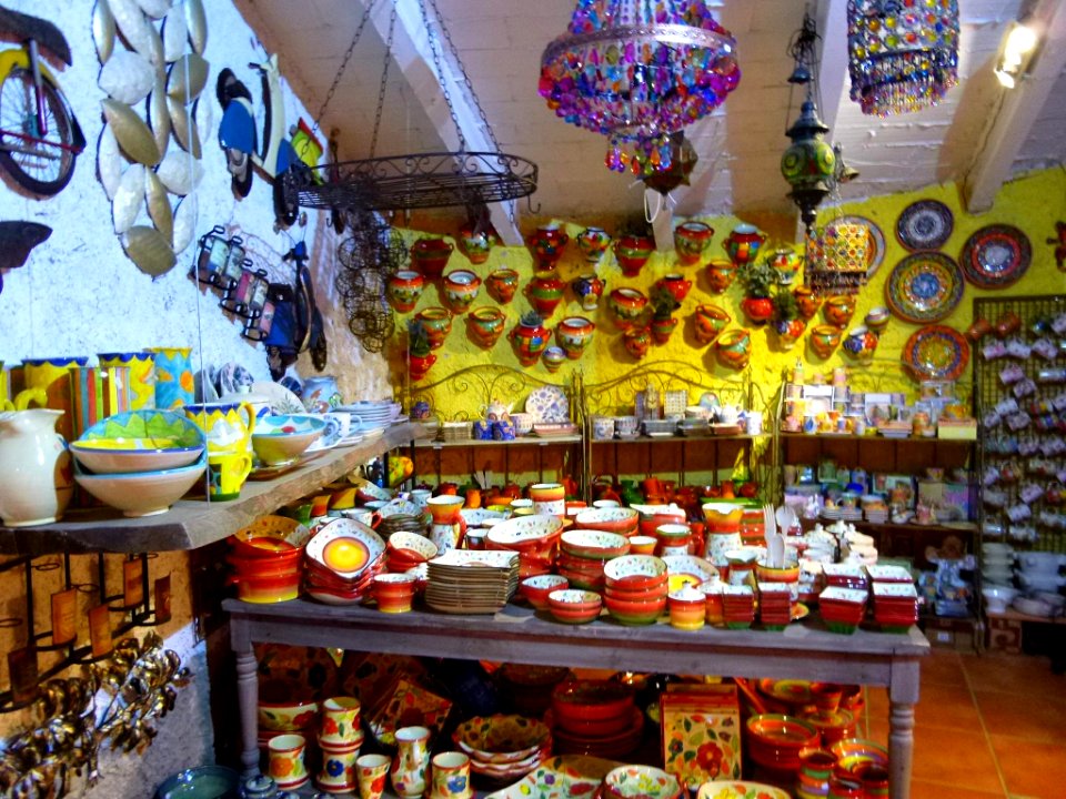 Besalú - Comercio turístico 01