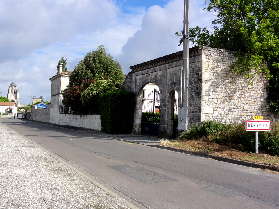 Berneuil (Charente-Maritime) entrée, portail d'un manoir, église au fond