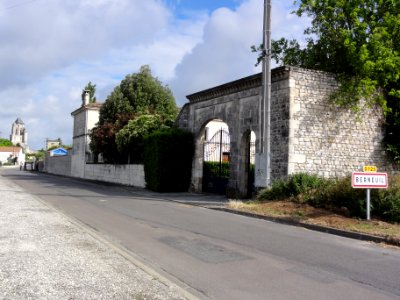 Berneuil (Charente-Maritime) entrée, portail d'un manoir, église au fond