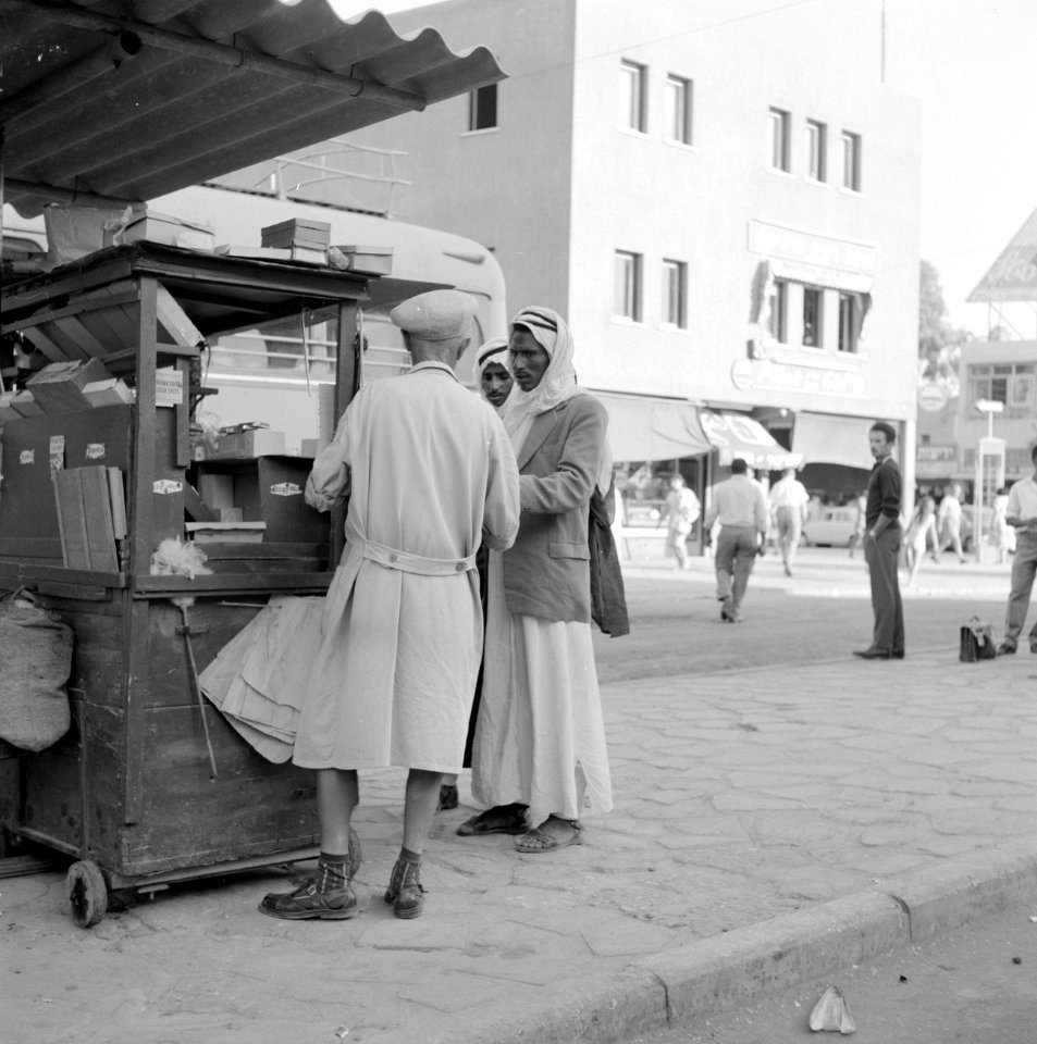 Bersjeba Straatverkoper van zoetwaren met klanten, Bestanddeelnr 255-3525