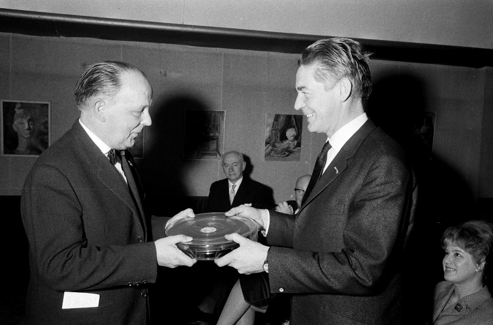 Bert Haanstra krijgt 1.000ste kopie van zijn documentaire Glas, Bestanddeelnr 914-7496