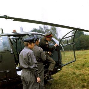Bernhard bezoekt Nederlandse militairen die deelnemen aan NAVO legeroefening Big, Bestanddeelnr 254-9313