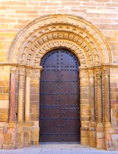 Benavente - Iglesia de Santa María del Azogue, exterior, portadas románicas 01