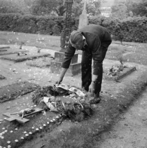 Bert Poels legt krans From the friends of the airforce to the heroes op het gr, Bestanddeelnr 900-6514