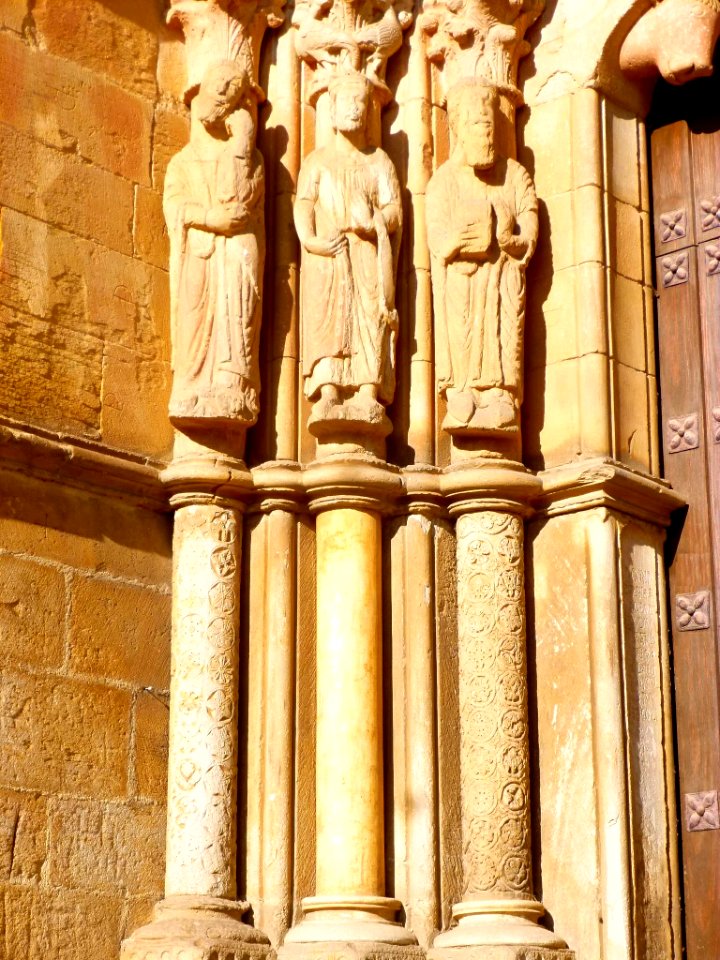 Benavente - Iglesia de San Juan del Mercado, exterior, portadas románicas 12