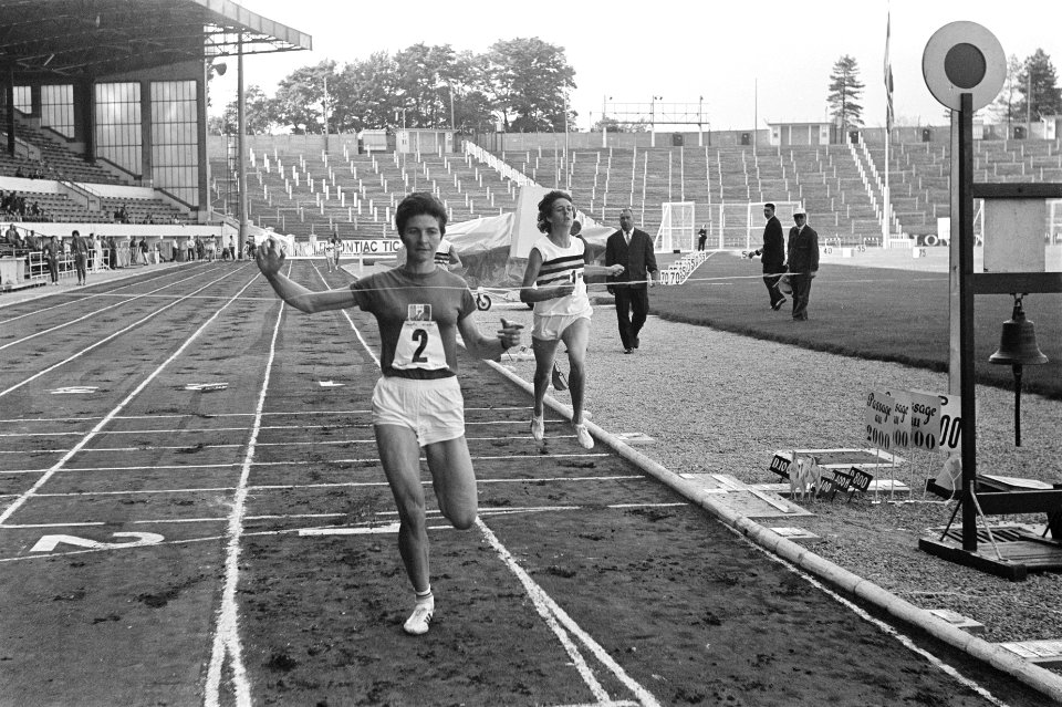 Benelux tegen Frankrijk, atletiek, finish 800 meter dames voorop de Francaise me, Bestanddeelnr 916-8204