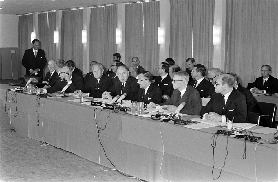 Benelux Regeringsconferentie in Congresgebouw, Den Haag links minister Luns en r, Bestanddeelnr 922-3493
