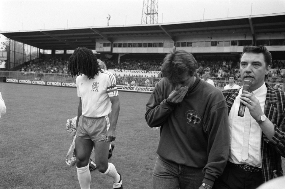 Benefietwedstrijd voor Rob de Wit (Ajax) in Amsterdam Rob de Wit (r) betreedt g, Bestanddeelnr 934-2554