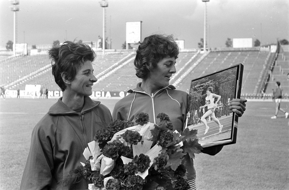 Benelux tegen Frankrijk, atletiek, Gerda Kraan met links mejuffrouw Dupureur, Bestanddeelnr 916-8205