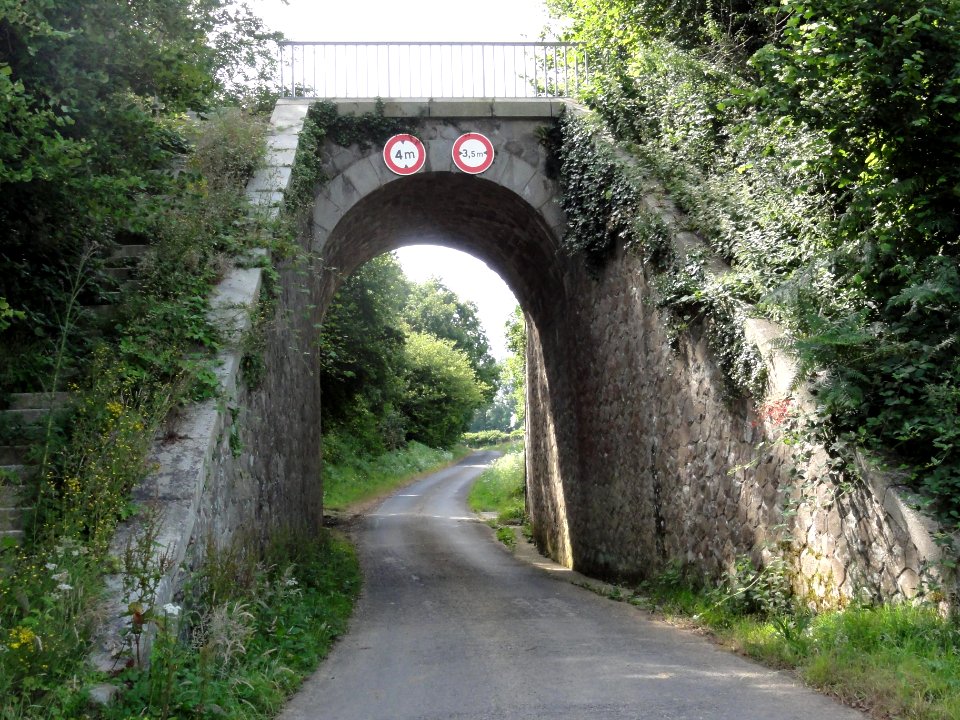 Bertheauville (Seine-Mar.) viaduc ancienne ligne de Chemin de Fer Cany - Fécamp