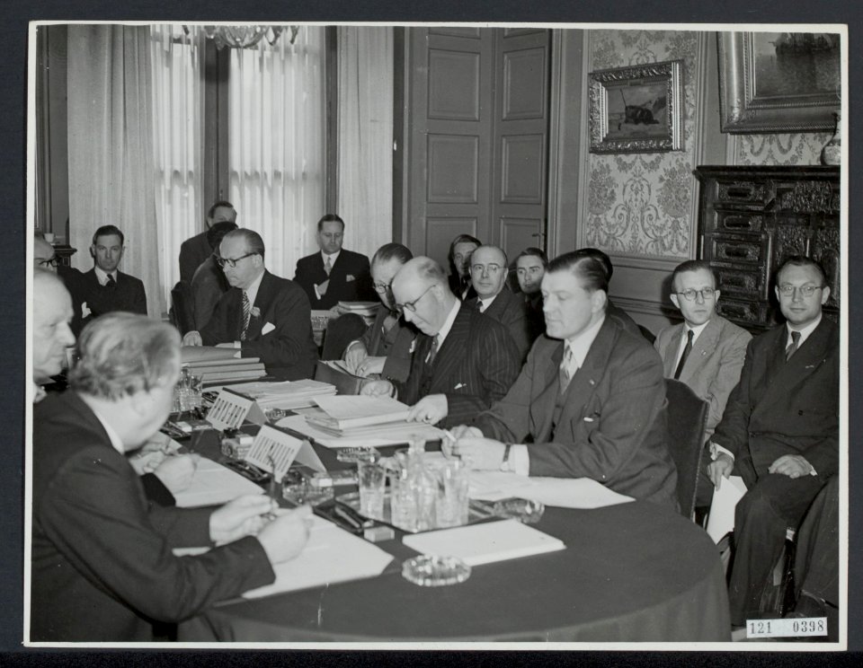 Benelux-conferentie te Brussel. Aan het hoofd van de tafel de Belgische minister, Bestanddeelnr 121-0398