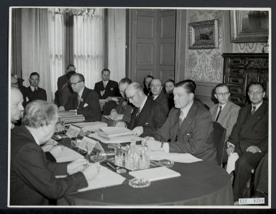 Benelux-conferentie te Brussel. Aan het hoofd van de tafel de Belgische minister, Bestanddeelnr 121-0398